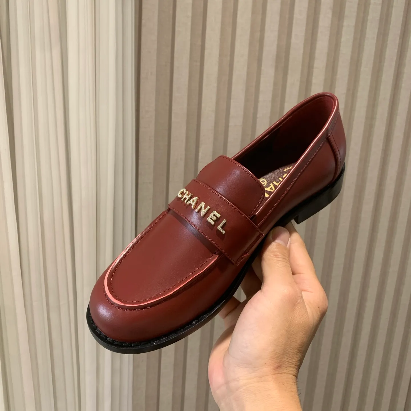 👟👟Ex-factory price 640👟👟 🍀2025 spring and summer new Chanel Chanel small diamond buckle monogram Loaf lazy half-slippers, which can be worn all year round. No matter when you wear them, they are very high-end and durable. When shopping, you can attract attention on the street! Easily travel between commuting and leisure occasions, becoming a carefree fashionable and elegant woman~ Upper: cowhide/butter Lining: lambskin Sole: Italian genuine leather outsole Size: 35-39 (40/41 customized, non-refundable and non-exchangeable 👉